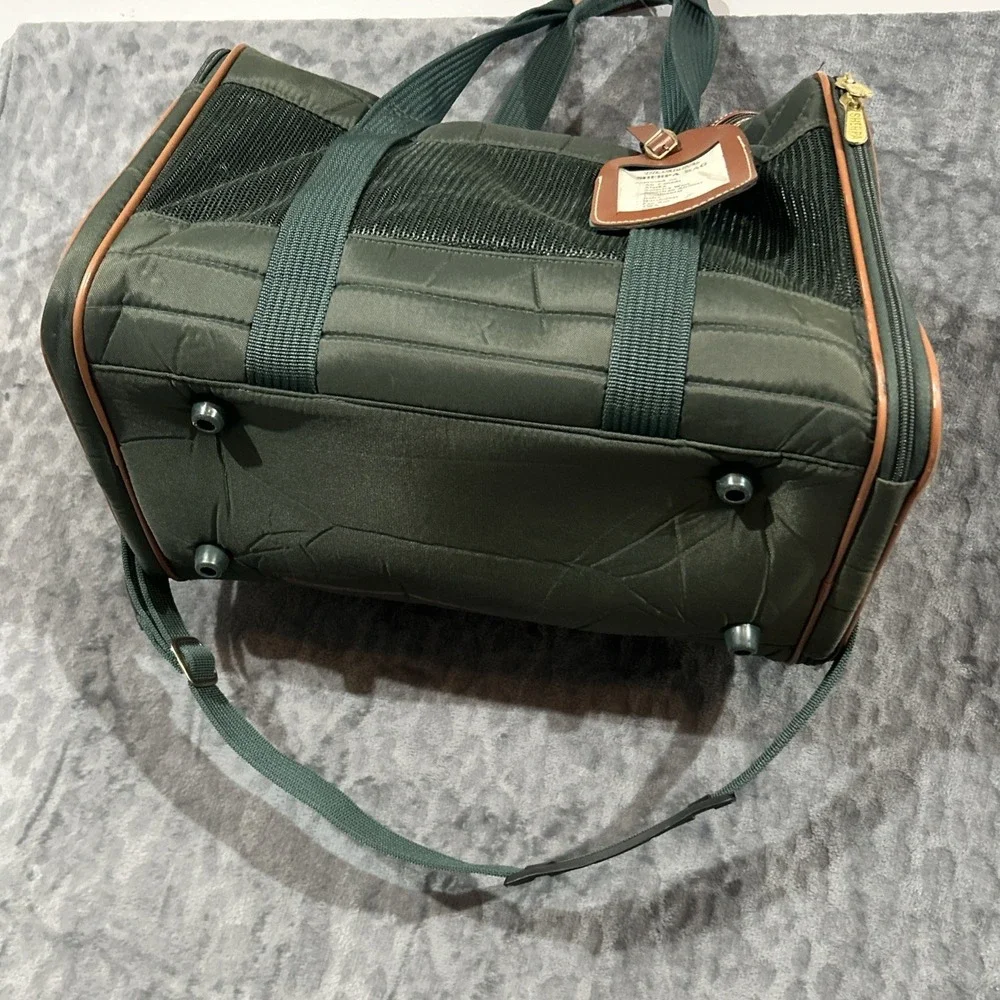 Sherpa Original Deluxe Pet Carrier Airline Approved Vent Sided Bag Green Read